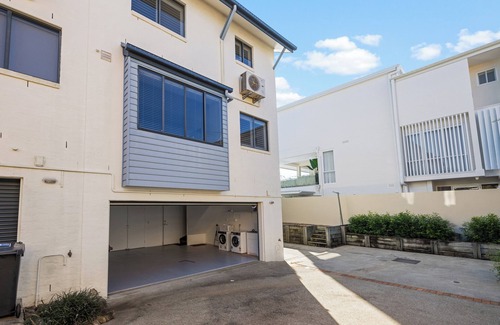 Manly Casa | Manly Beach View Townhouse Haven - Coastal Retreat walk to the shops and water!