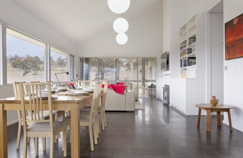 Jindabyne Casa | Manna Tree Farm - Modern 3BR House on 100 Acres l Mountain Views l WiFi l BBQ l Wood Fire
