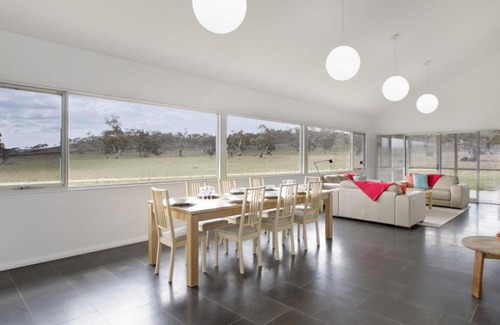 Jindabyne Casa | Manna Tree Farm - Modern 3BR House on 100 Acres l Mountain Views l WiFi l BBQ l Wood Fire