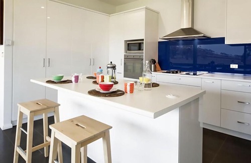 Jindabyne Casa | Manna Tree Farm - Modern 3BR House on 100 Acres l Mountain Views l WiFi l BBQ l Wood Fire