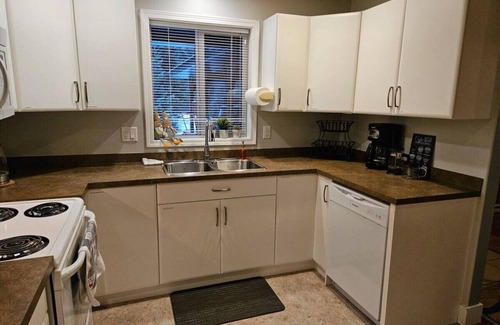 Okanagan-Similkameen Casa | Manning Park Hideaway 3 Bdrms, Hot tub + Woodstove