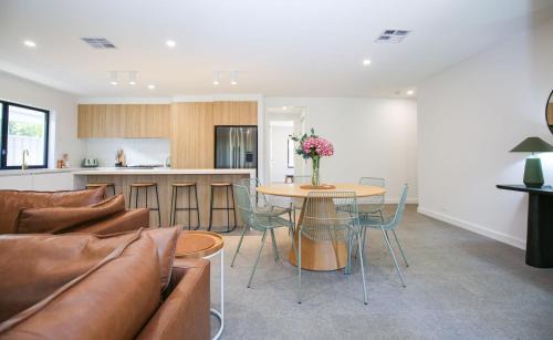 Bright Casa | Manning Retreat