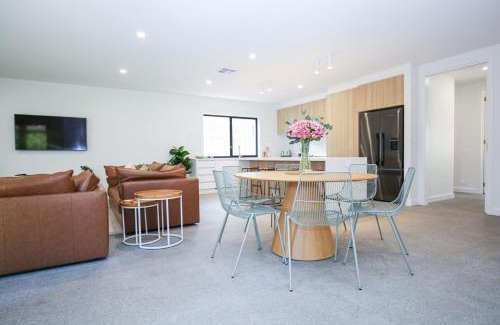 Bright Casa | Manning Retreat
