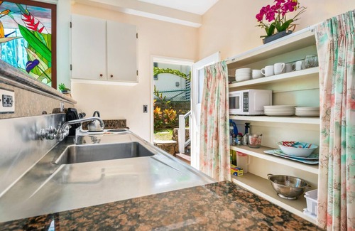 Manoa Casa | Manoa Valley A 2BR con bañera de hidromasaje y lanai con vista al mar
