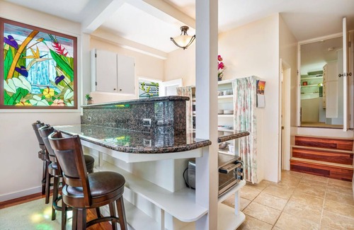Manoa Casa | Manoa Valley A 2BR con bañera de hidromasaje y lanai con vista al mar