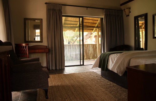 Lobatse Cabina | Manong Game Lodge