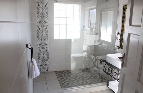 Lobatse Cabina | Manong Game Lodge