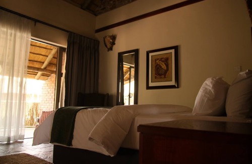 Lobatse Cabina | Manong Game Lodge