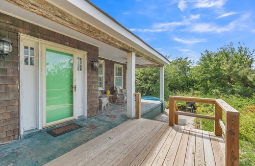 Willoughby Spit Cabaña | Manor and Mutts #1 (4-Bedroom Cottage) - Pets Allowed by RedAwning