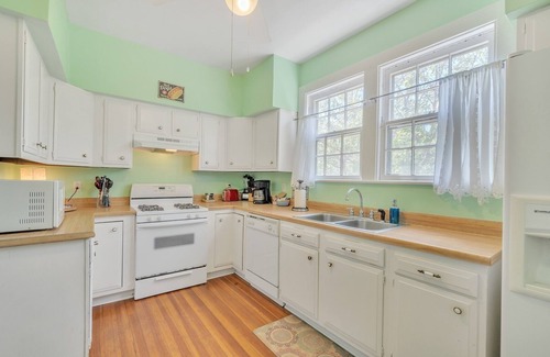 Willoughby Spit Cabaña | Manor and Mutts #2 (3-Bedroom Cottage) - Pets Allowed by RedAwning