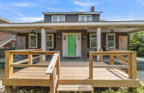 Willoughby Spit Cabaña | Manor and Mutts #2 (3-Bedroom Cottage) - Pets Allowed by RedAwning