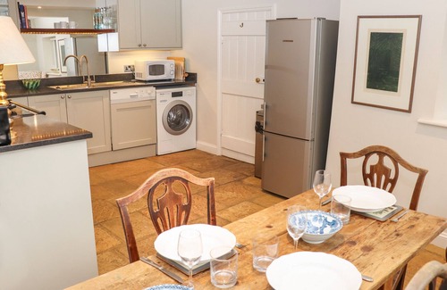 Ampney Crucis Cabaña | MANOR COTTAGE, pet friendly, character holiday cottage in Poulton