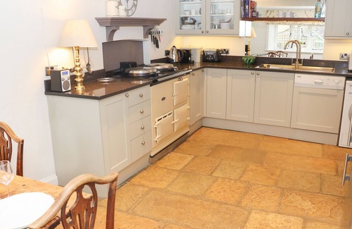 Ampney Crucis Cabaña | MANOR COTTAGE, pet friendly, character holiday cottage in Poulton