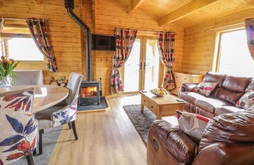 Bettws Cedewain Casa | Manor Farm Lodges - Red Kite Lodge