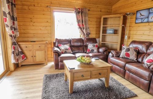 Bettws Cedewain Casa | Manor Farm Lodges - Red Kite Lodge
