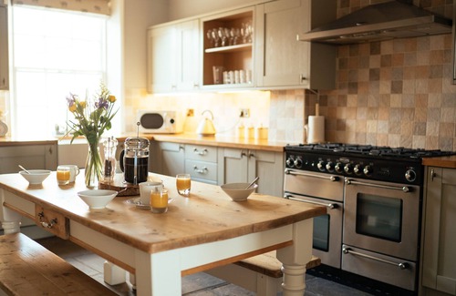 Ryther Casa | MANOR HOUSE, character holiday cottage, with hot tub in Tadcaster