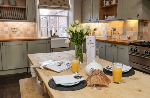 Ryther Casa | MANOR HOUSE, character holiday cottage, with hot tub in Tadcaster