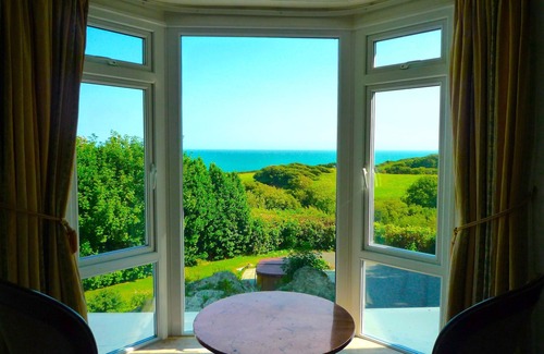 Ventnor Casa | MANO EN LA COSTA CON PISCINA, PISTA DE TENIS, SALA DE JUEGOS GRANDES + BAR, VISTAS AL MAR
