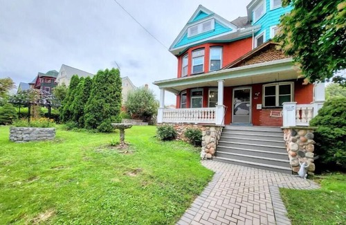 Downtown Niagara Falls Casa | Manor on Memorial