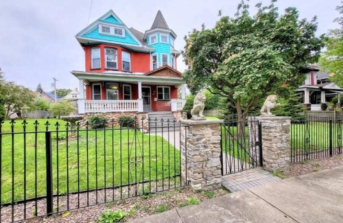 Downtown Niagara Falls Casa | Manor on Memorial