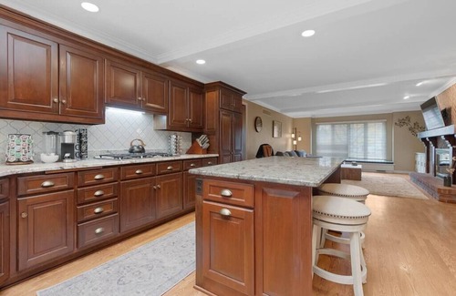 Allouez Casa | Manor on Terraview/Hot Tub/7br/ 7,200sqft