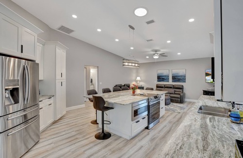 Palm Harbor Casa | Manor on the Canal/Luxury Oasis/Pool-Hot Tub-Dock