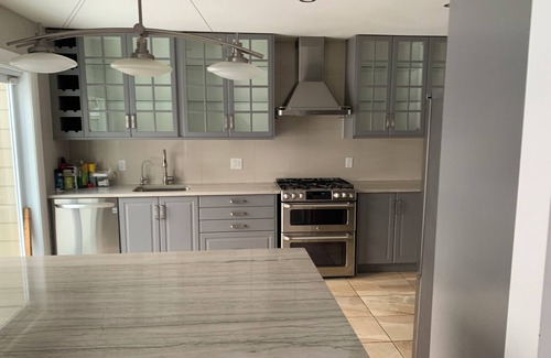 Ottawa Division Casa | Manotick waterfront property. Walking distance to pubs restaurants. groceries.