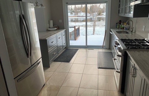 Ottawa Division Casa | Manotick waterfront property. Walking distance to pubs restaurants. groceries.