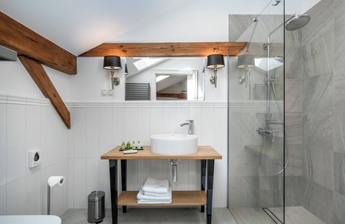 Nowe Warpno Cama Y Desayuno | Manowce Palace - Triple Room (Room 9)