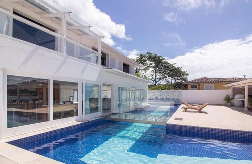 Village da Ferradura Casa | Mansão Pé na Areia da Ferradura Por Luxury Rentals