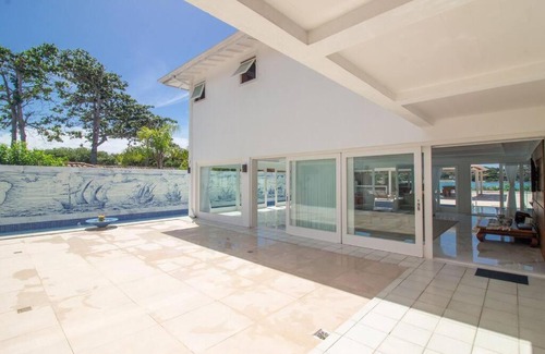 Village da Ferradura Casa | Mansão Pé na Areia da Ferradura Por Luxury Rentals