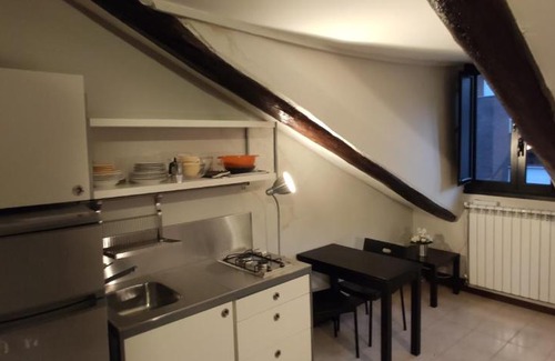 Cit Turin Apartamento | Mansarda a 2 minuti dalla stazione di Porta Susa. Ascensore, TV, cucina, lavatrice. Servita di qualsiasi servizio, farmacia, supermercato, ristoranti, rosticcerie, fruttivendolo.