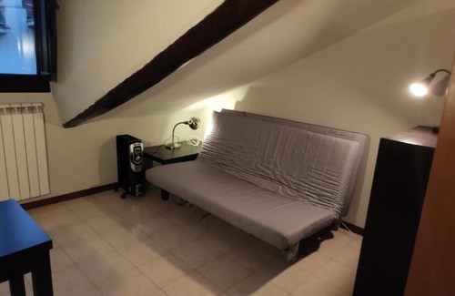 Cit Turin Apartamento | Mansarda a 2 minuti dalla stazione di Porta Susa. Ascensore, TV, cucina, lavatrice. Servita di qualsiasi servizio, farmacia, supermercato, ristoranti, rosticcerie, fruttivendolo.