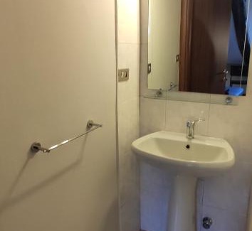 Cit Turin Apartamento | Mansarda a 2 minuti dalla stazione di Porta Susa. Ascensore, TV, cucina, lavatrice. Servita di qualsiasi servizio, farmacia, supermercato, ristoranti, rosticcerie, fruttivendolo.