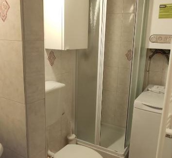 Cit Turin Apartamento | Mansarda a 2 minuti dalla stazione di Porta Susa. Ascensore, TV, cucina, lavatrice. Servita di qualsiasi servizio, farmacia, supermercato, ristoranti, rosticcerie, fruttivendolo.