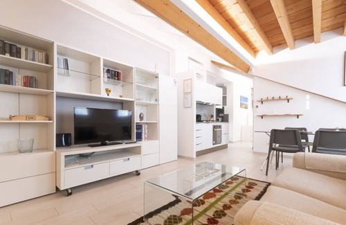 Zona Solari Apartamento | Mansarda Cola di Rienzo