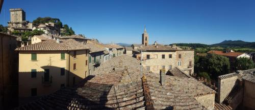 Sarteano Apartamento | Mansarda con solarium panoramico su centro storico di Sarteano vicino alle famose terme della Val d'Orcia