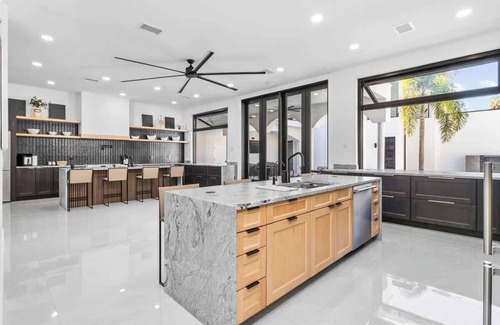 Sunset Park Villa | S. Tampa 10 Bedroom Mansion - Private Resort!