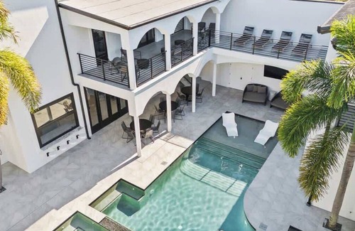Sunset Park Villa | S. Tampa 10 Bedroom Mansion - Private Resort!