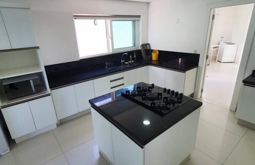 Balneario Camboriu Casa | Mansión frente al mar pie en la arena con piscina en Balneário Camboriú