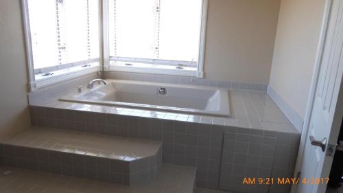 Hemet Casa | Mansion on the Hill let 4 Rooms, 5th cost extra