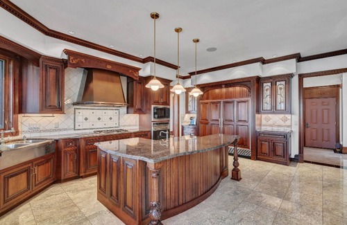 Lyme Casa | Mansion on the hill
