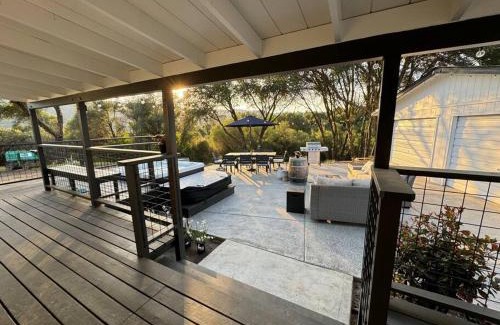 Ahwahnee Casa | Manzanita Hideaway Hot Tub Sunset views Yosemite