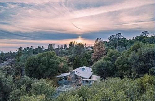Mariposa Casa | Manzanita Hill-35 miles to Yosemite, 10 miles to Mariposa with 8 person spa