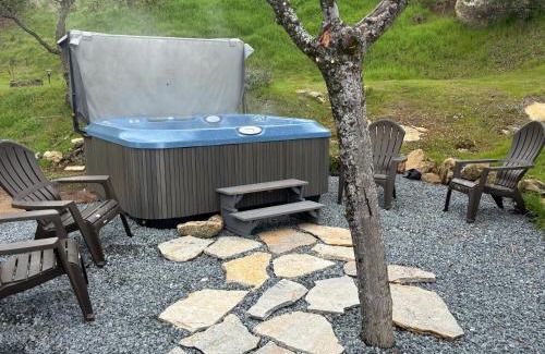 Mariposa Casa | Manzanita Hill-35 miles to Yosemite, 10 miles to Mariposa with 8 person spa