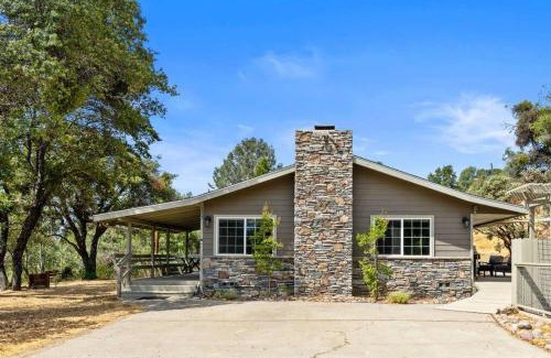 Mariposa Casa | Manzanita Hill-35 miles to Yosemite, 10 miles to Mariposa with 8 person spa
