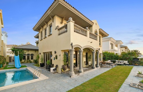Palm Jumeirah Villa | Manzil -Exquisite 5BR Villa in Palm w Beach Access