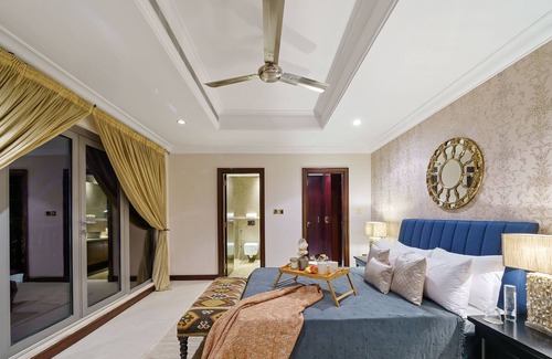 Palm Jumeirah Villa | Manzil -Exquisite 5BR Villa in Palm w Beach Access