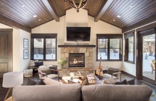 Truckee Casa | Maple by AvantStay Modern Mountain Home w Cozy Fire Pit 15 Mins frm Northstar