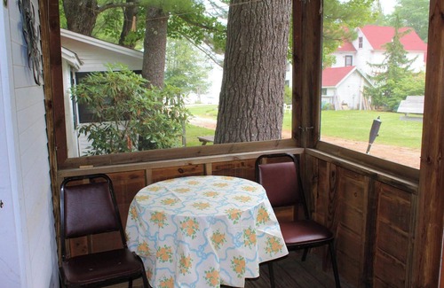 North Sebago Cabaña | Maple Cottage-Private Beach-Pets Welcome - Round Table Lodge, Sebago, Maine